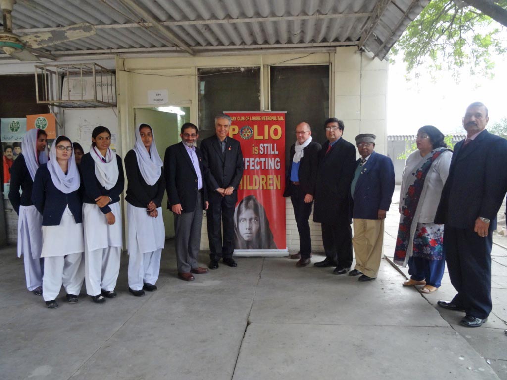 L'hôpital UCH avec l'équipe qui gère le centre de vaccination, le Chairman Polio+, des rotariens de Lahore.